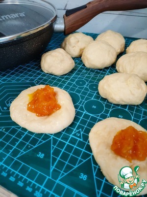 Пончики с джемом и лимонной глазурью