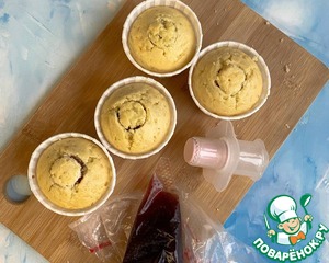 Капкейки с начинкой, украшенные кремом Капкейки с начинкой, украшенные кремом