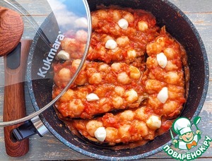 Баклажаны с куриными шариками в соусе