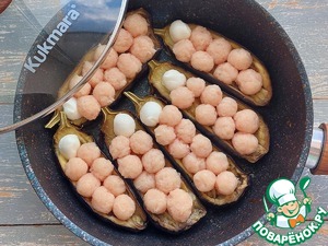 Баклажаны с куриными шариками в соусе