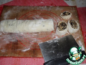 Слойки "Завитушки" с курицей и грибами Слойки "Завитушки" с курицей и грибами