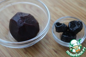 Хлебцы со свекольным кремом и сельдью