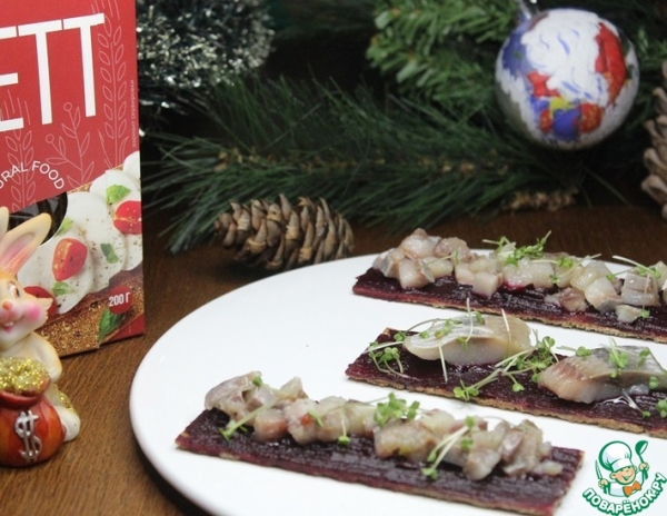 Хлебцы со свекольным кремом и сельдью