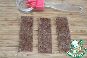 Хлебцы со свекольным кремом и сельдью