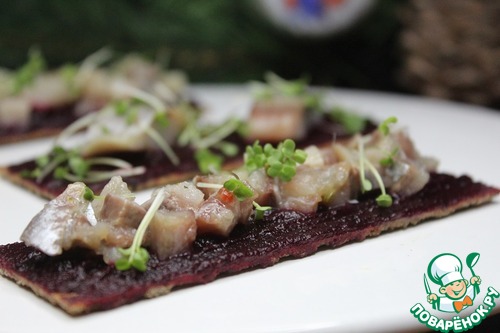 Хлебцы со свекольным кремом и сельдью