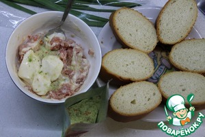 Кростини с фаршем и плавленным сыром Кростини с фаршем и плавленным сыром