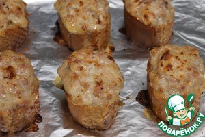 Кростини с фаршем и плавленным сыром Кростини с фаршем и плавленным сыром