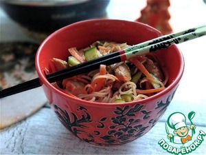 Курица с рисовой лапшой и овощами Курица с рисовой лапшой и овощами