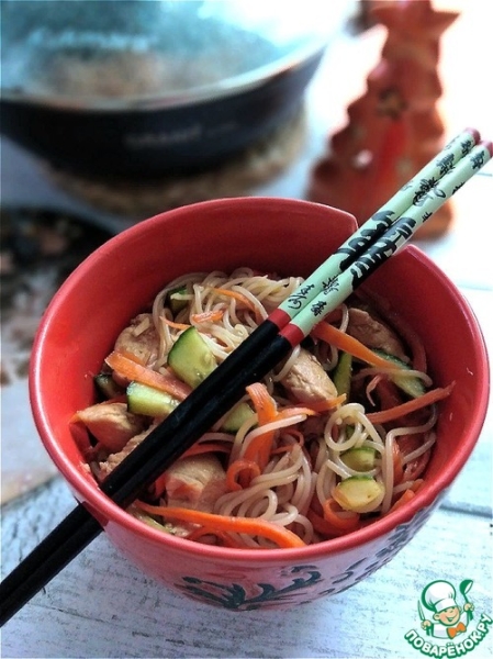 Курица с рисовой лапшой и овощами Курица с рисовой лапшой и овощами