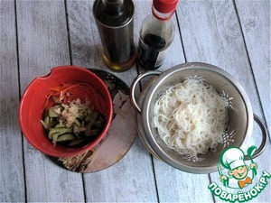 Курица с рисовой лапшой и овощами Курица с рисовой лапшой и овощами