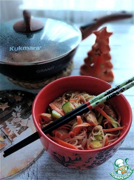 Курица с рисовой лапшой и овощами Курица с рисовой лапшой и овощами