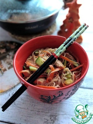 Курица с рисовой лапшой и овощами Курица с рисовой лапшой и овощами