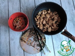 Курица с рисовой лапшой и овощами Курица с рисовой лапшой и овощами