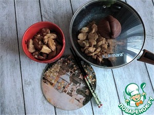 Курица с рисовой лапшой и овощами Курица с рисовой лапшой и овощами