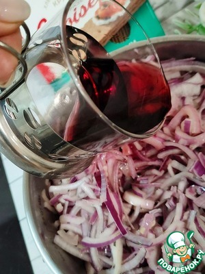 Мармеладный лук с муссом из форели