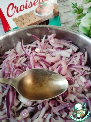 Мармеладный лук с муссом из форели