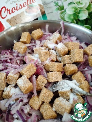 Мармеладный лук с муссом из форели