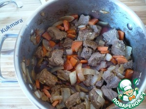 Мясо тушеное с овощами и сухофруктами