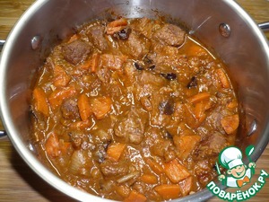 Мясо тушеное с овощами и сухофруктами