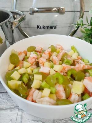 Праздничный салат с креветками и виноградом Праздничный салат с креветками и виноградом