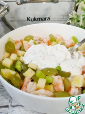 Праздничный салат с креветками и виноградом Праздничный салат с креветками и виноградом