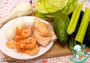 Праздничный салат с лососем и креветками