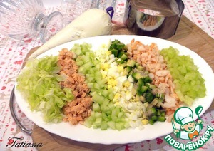 Праздничный салат с лососем и креветками