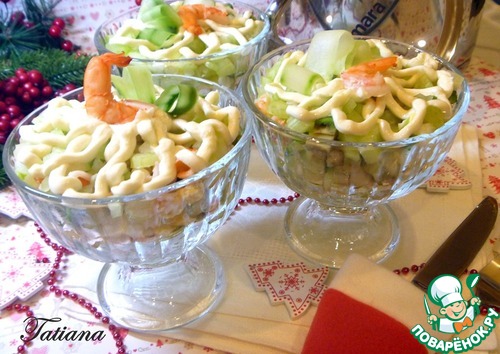 Праздничный салат с лососем и креветками