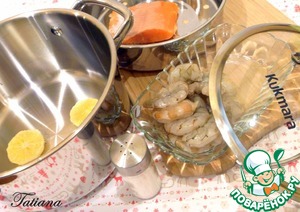 Праздничный салат с лососем и креветками