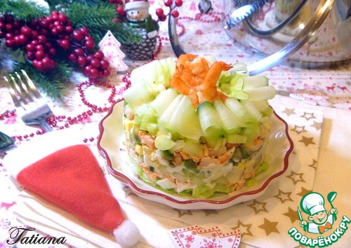 Праздничный салат с лососем и креветками