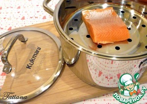 Праздничный салат с лососем и креветками