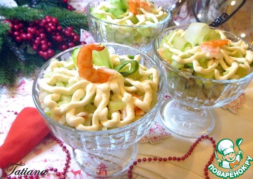 Праздничный салат с лососем и креветками