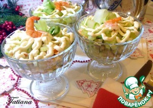 Праздничный салат с лососем и креветками