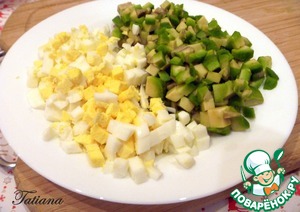 Праздничный салат с лососем и креветками