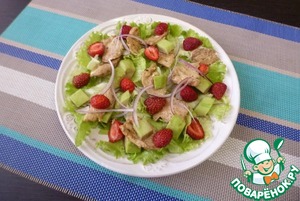 Салат из курицы, авокадо и клубники Салат из курицы, авокадо и клубники