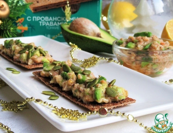 Салат из семги и авокадо