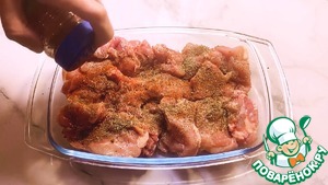 Салат "Оливье" с курицей и запеченными овощами