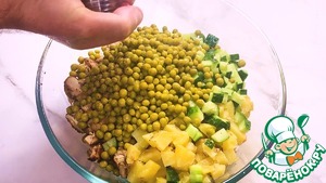 Салат "Оливье" с курицей и запеченными овощами