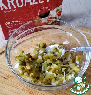 Салат овощной с сельдью и хлебцами Салат овощной с сельдью и хлебцами