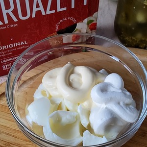 Салат овощной с сельдью и хлебцами Салат овощной с сельдью и хлебцами