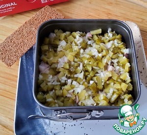 Салат овощной с сельдью и хлебцами Салат овощной с сельдью и хлебцами