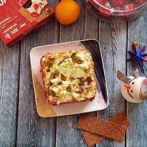 Салат овощной с сельдью и хлебцами Салат овощной с сельдью и хлебцами