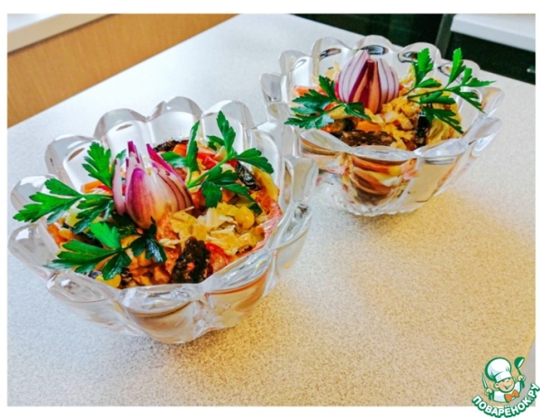 Салат с копченым мясом, черносливом и кукурузой Салат с копченым мясом, черносливом и кукурузой