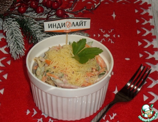 Салат с овощами, бужениной и сыром
