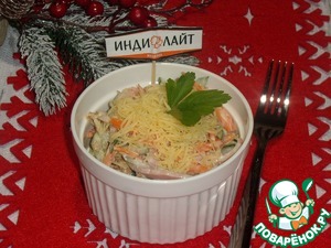 Салат с овощами, бужениной и сыром