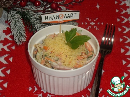 Салат с овощами, бужениной и сыром