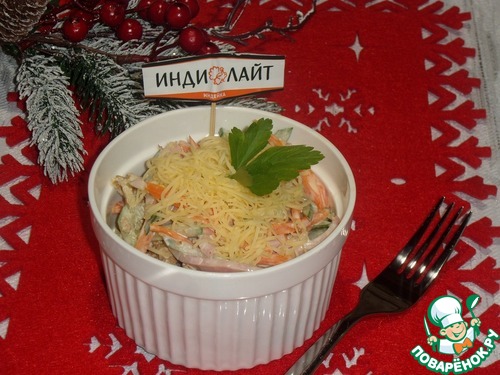 Салат с овощами, бужениной и сыром
