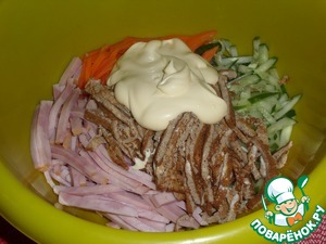 Салат с овощами, бужениной и сыром