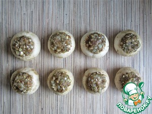 Шампиньоны, фаршированные икрой