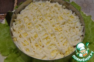 Слоёный салат из курицы с ананасами